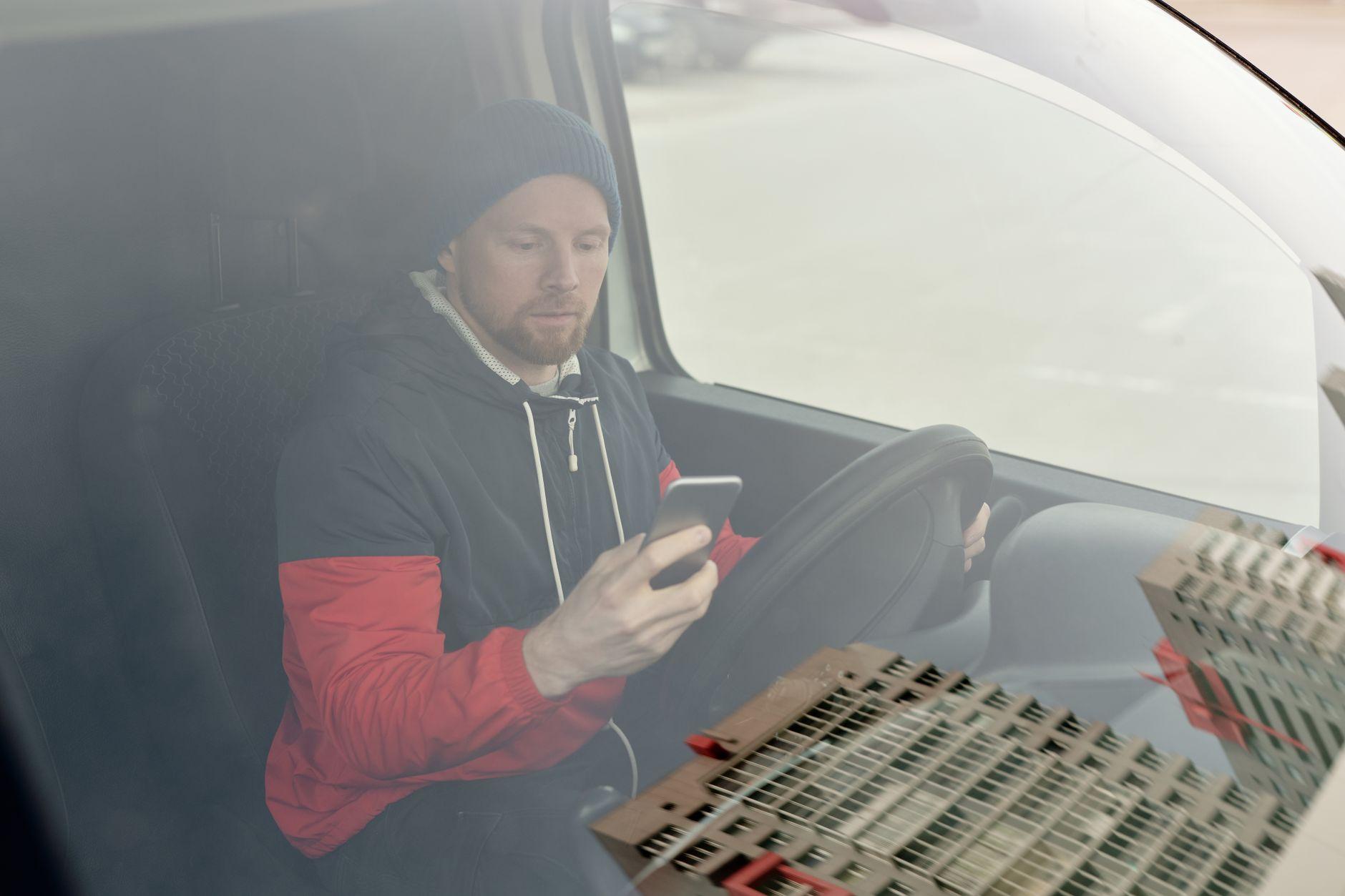 Parcelink two-person delivery and installation crew at work